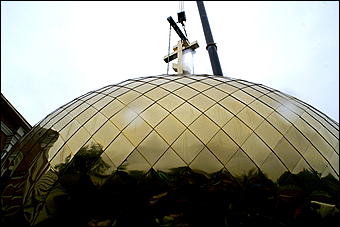 23 мая 2009 г., Барнаул   Установка позолоченного купола на Знаменском храме в Барнауле