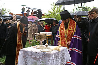 23 мая 2009 г., Барнаул   Установка позолоченного купола на Знаменском храме в Барнауле