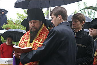 23 мая 2009 г., Барнаул   Установка позолоченного купола на Знаменском храме в Барнауле