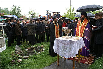 23 мая 2009 г., Барнаул   Установка позолоченного купола на Знаменском храме в Барнауле