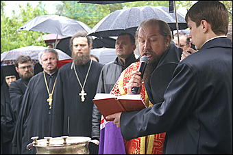 23 мая 2009 г., Барнаул   Установка позолоченного купола на Знаменском храме в Барнауле