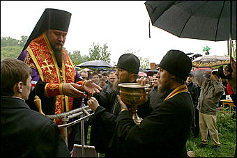 23 мая 2009 г., Барнаул   Установка позолоченного купола на Знаменском храме в Барнауле