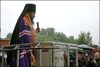 23 мая 2009 г., Барнаул   Установка позолоченного купола на Знаменском храме в Барнауле