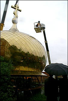 23 мая 2009 г., Барнаул   Установка позолоченного купола на Знаменском храме в Барнауле