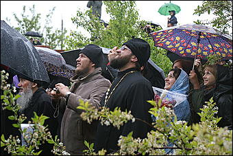 23 мая 2009 г., Барнаул   Установка позолоченного купола на Знаменском храме в Барнауле