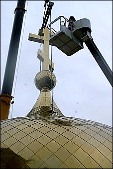 23 мая 2009 г., Барнаул   Установка позолоченного купола на Знаменском храме в Барнауле