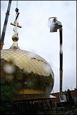 23 мая 2009 г., Барнаул   Установка позолоченного купола на Знаменском храме в Барнауле