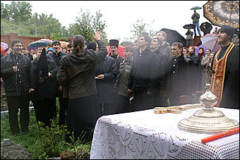 23 мая 2009 г., Барнаул   Установка позолоченного купола на Знаменском храме в Барнауле