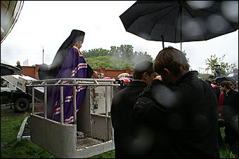 23 мая 2009 г., Барнаул   Установка позолоченного купола на Знаменском храме в Барнауле