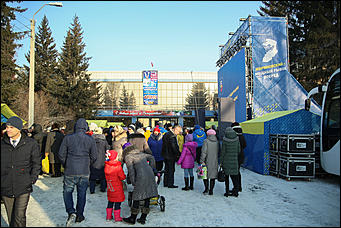 12 декабря 2017 г., Барнаул. Екатерина Смолихина   Как ЛДПР привезли в Барнауле "На-На" и ярмарку Жириновского 