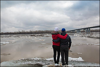 4 апрель 2016 г., Барнаул © Амител Вячеслав Мельников   "Гремит плавучих льдин резня...": ледоход на Оби в Барнауле. Фоторепортаж
