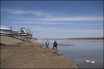 7 апреля 2020 г., Барнаул   Чумовое зрелище: барнаульцы, несмотря на самоизоляцию, пришли посмотреть ледоход