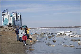 7 апреля 2020 г., Барнаул   Чумовое зрелище: барнаульцы, несмотря на самоизоляцию, пришли посмотреть ледоход