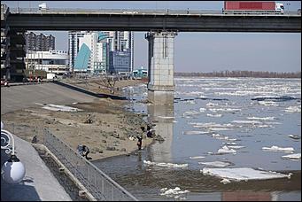7 апреля 2020 г., Барнаул   Чумовое зрелище: барнаульцы, несмотря на самоизоляцию, пришли посмотреть ледоход
