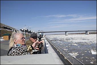 7 апреля 2020 г., Барнаул   Чумовое зрелище: барнаульцы, несмотря на самоизоляцию, пришли посмотреть ледоход