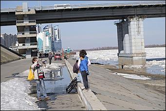 7 апреля 2020 г., Барнаул   Чумовое зрелище: барнаульцы, несмотря на самоизоляцию, пришли посмотреть ледоход