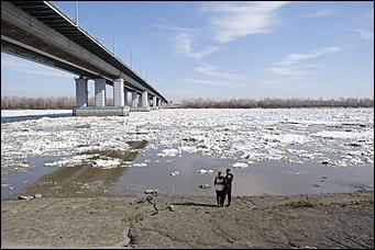 7 апреля 2020 г., Барнаул   Чумовое зрелище: барнаульцы, несмотря на самоизоляцию, пришли посмотреть ледоход