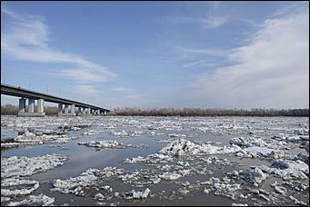 7 апреля 2020 г., Барнаул   Чумовое зрелище: барнаульцы, несмотря на самоизоляцию, пришли посмотреть ледоход