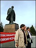 22 апреля 2011 г., Барнаул   Коммунисты возложили цветы к памятнику Ленина