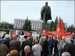 22 апреля 2011 г., Барнаул   Коммунисты возложили цветы к памятнику Ленина