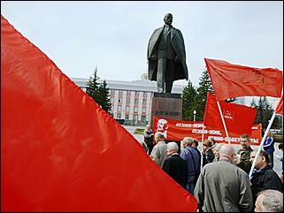 22 апреля 2011 г., Барнаул   Коммунисты возложили цветы к памятнику Ленина
