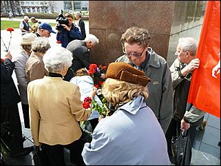 22 апреля 2011 г., Барнаул   Коммунисты возложили цветы к памятнику Ленина