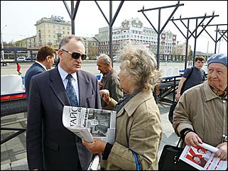 22 апреля 2011 г., Барнаул   Коммунисты возложили цветы к памятнику Ленина