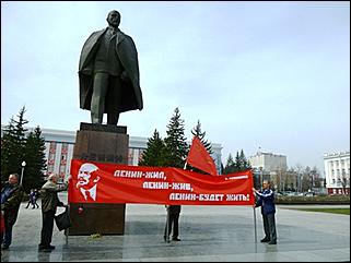 22 апреля 2011 г., Барнаул   Коммунисты возложили цветы к памятнику Ленина