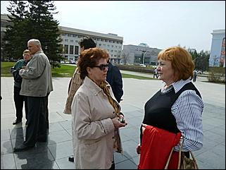 22 апреля 2011 г., Барнаул   Коммунисты возложили цветы к памятнику Ленина