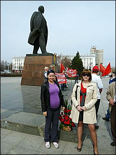 22 апреля 2011 г., Барнаул   Коммунисты возложили цветы к памятнику Ленина