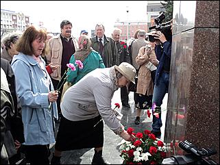 22 апреля 2011 г., Барнаул   Коммунисты возложили цветы к памятнику Ленина