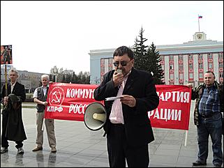 22 апреля 2011 г., Барнаул   Коммунисты возложили цветы к памятнику Ленина