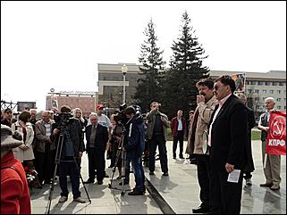 22 апреля 2011 г., Барнаул   Коммунисты возложили цветы к памятнику Ленина