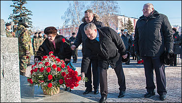 27 январь 2016 г., Барнаул © Амител Вячеслав Мельников   Барнаульцы в день снятия блокады Ленинграда возложили цветы к Монументу Славы