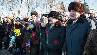 27 январь 2016 г., Барнаул © Амител Вячеслав Мельников   Барнаульцы в день снятия блокады Ленинграда возложили цветы к Монументу Славы