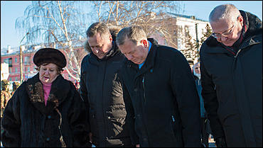 27 январь 2016 г., Барнаул © Амител Вячеслав Мельников   Барнаульцы в день снятия блокады Ленинграда возложили цветы к Монументу Славы