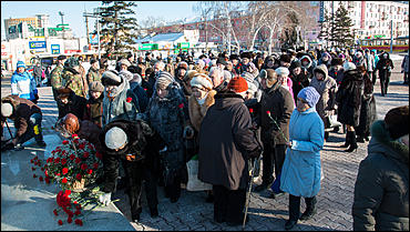 27 январь 2016 г., Барнаул © Амител Вячеслав Мельников   Барнаульцы в день снятия блокады Ленинграда возложили цветы к Монументу Славы