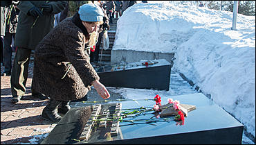 27 январь 2016 г., Барнаул © Амител Вячеслав Мельников   Барнаульцы в день снятия блокады Ленинграда возложили цветы к Монументу Славы