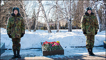 27 январь 2016 г., Барнаул © Амител Вячеслав Мельников   Барнаульцы в день снятия блокады Ленинграда возложили цветы к Монументу Славы