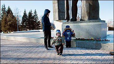 27 январь 2016 г., Барнаул © Амител Вячеслав Мельников   Барнаульцы в день снятия блокады Ленинграда возложили цветы к Монументу Славы