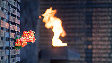 27 январь 2016 г., Барнаул © Амител Вячеслав Мельников   Барнаульцы в день снятия блокады Ленинграда возложили цветы к Монументу Славы