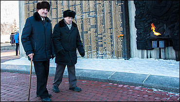 27 январь 2016 г., Барнаул © Амител Вячеслав Мельников   Барнаульцы в день снятия блокады Ленинграда возложили цветы к Монументу Славы