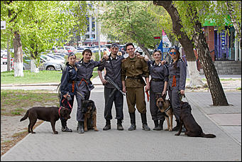 6 май 2016 г., Барнаул   Память и гордость: редакция Amic.ru раздает георгиевские ленты барнаульцам