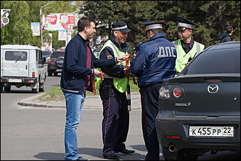 6 май 2016 г., Барнаул   Память и гордость: редакция Amic.ru раздает георгиевские ленты барнаульцам