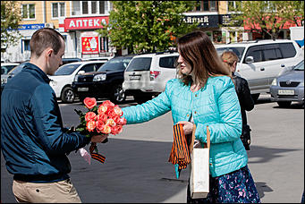 6 май 2016 г., Барнаул   Память и гордость: редакция Amic.ru раздает георгиевские ленты барнаульцам