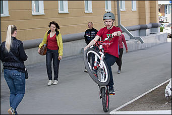 6 май 2016 г., Барнаул   Память и гордость: редакция Amic.ru раздает георгиевские ленты барнаульцам