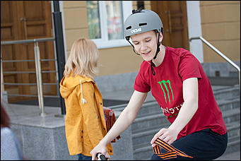 6 май 2016 г., Барнаул   Память и гордость: редакция Amic.ru раздает георгиевские ленты барнаульцам