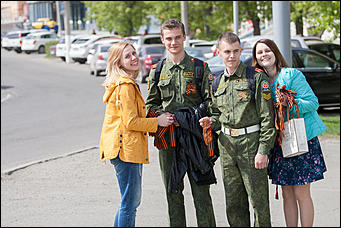 6 май 2016 г., Барнаул   Память и гордость: редакция Amic.ru раздает георгиевские ленты барнаульцам