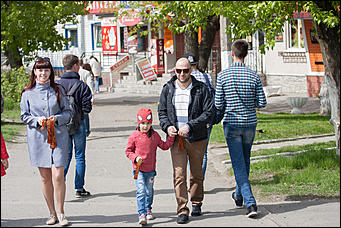 6 май 2016 г., Барнаул   Память и гордость: редакция Amic.ru раздает георгиевские ленты барнаульцам