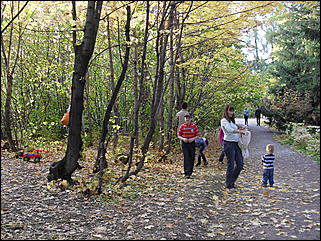 18 сентября 2011 г., Барнаул   Барнаульцы на прогулке в НИИ им. Лисавенко
